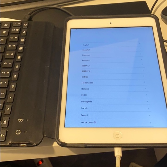 2 big iPad, 1 mini iPad, & 1 Samsung tablet - Picture 10 of 11